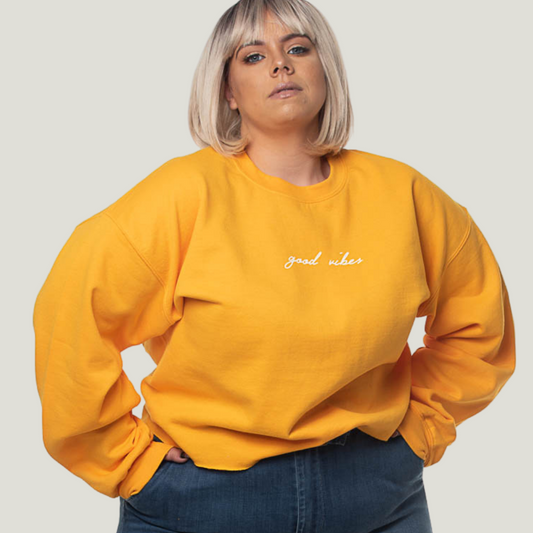 GOOD VIBES CROP SWEATSHIRT | CURVY |
