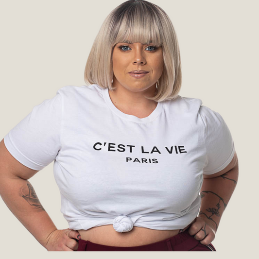 C'EST LA VIE ("SUCH IS LIFE") GRAPHIC TEE | CURVY