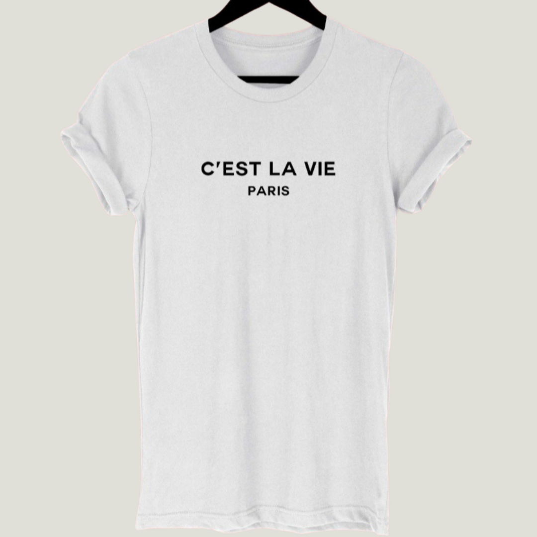 C'EST LA VIE ("SUCH IS LIFE") GRAPHIC TEE | CURVY